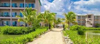 Lagoon-front suite with a balcony, breathtaking views, AC & a pool