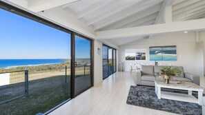 TV, DVD player - LITTLE OCEAN PARADISE (BONNY HILLS)