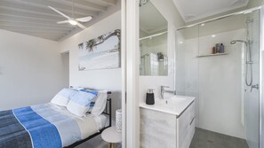 Shower - LITTLE OCEAN PARADISE (BONNY HILLS)