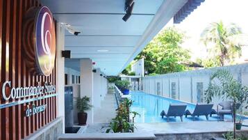 Kolam renang outdoor, dengan kursi berjemur