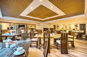 Se sirven desayunos, almuerzos, cenas y cocina filipina 