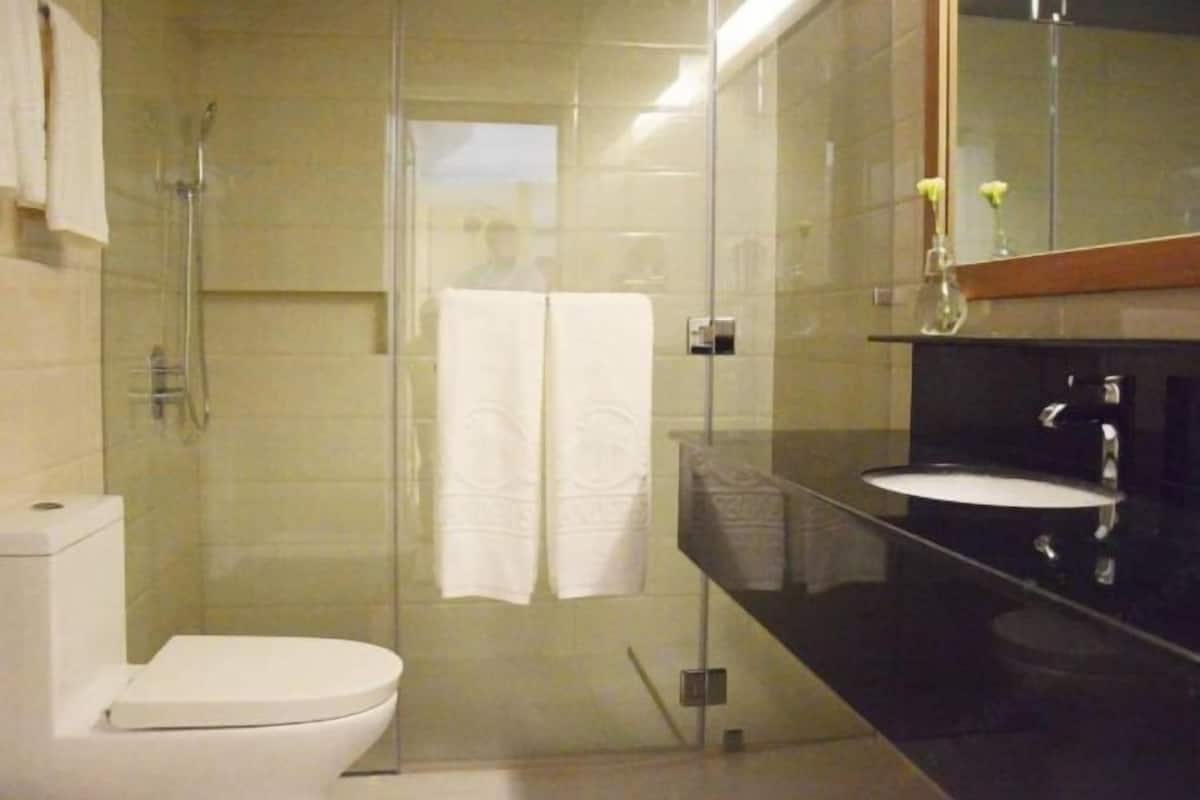 Bathroom | Free toiletries, hair dryer, bathrobes, slippers