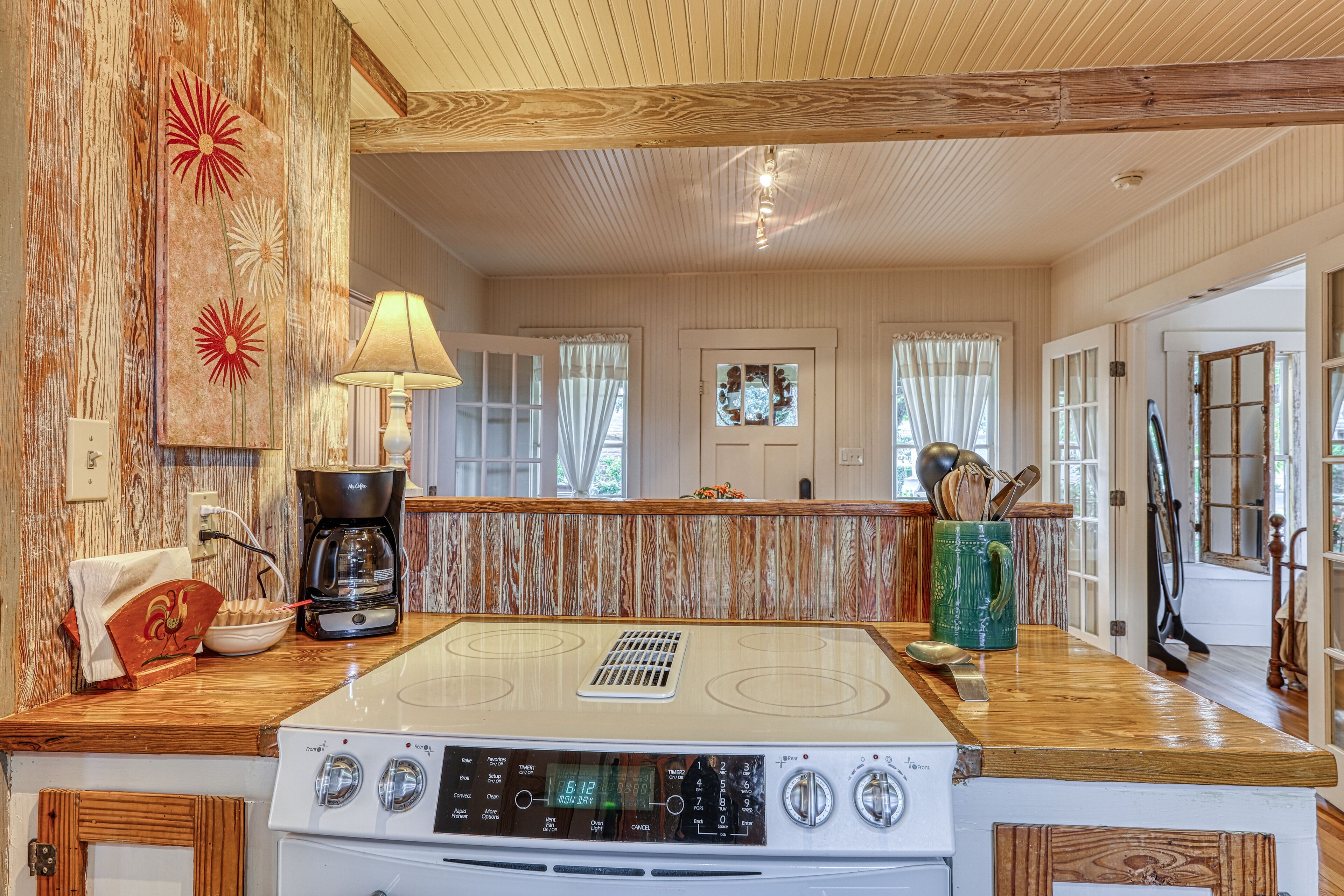 Historic, farmhouse with lush covered patio - near wineries & Main St.