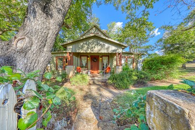 Historic, farmhouse with lush covered patio - near wineries & Main St.