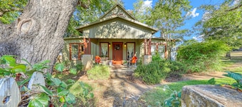 Historisk, familievennlig gårdshus med en frodig uteplass - i nærheten av vingårder