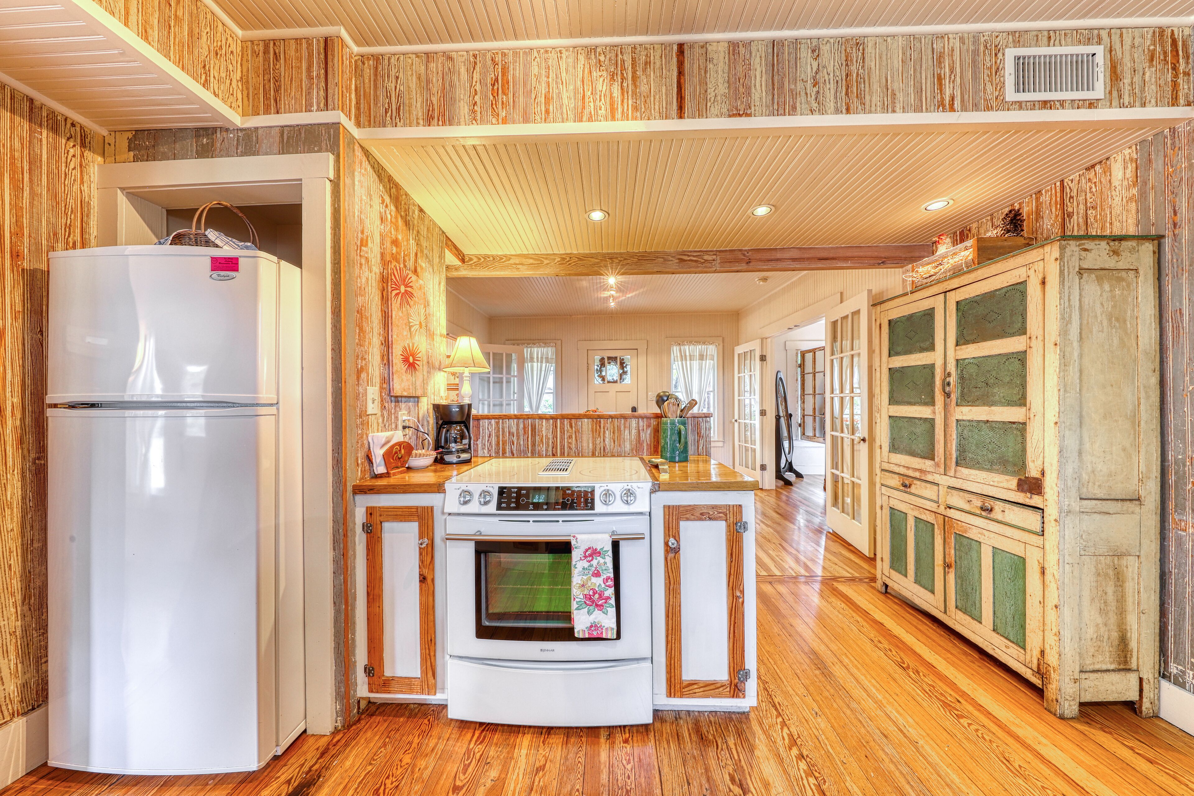 Historic, farmhouse with lush covered patio - near wineries & Main St.