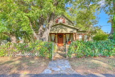 Historic, farmhouse with lush covered patio - near wineries & Main St.