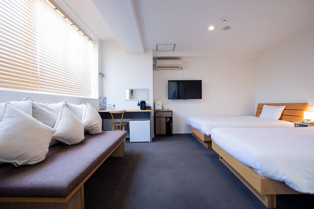 家庭客房, 非吸煙房 (Double Bed x 1, Large Single Bed x 1) | 書桌、免費無線上網、床單