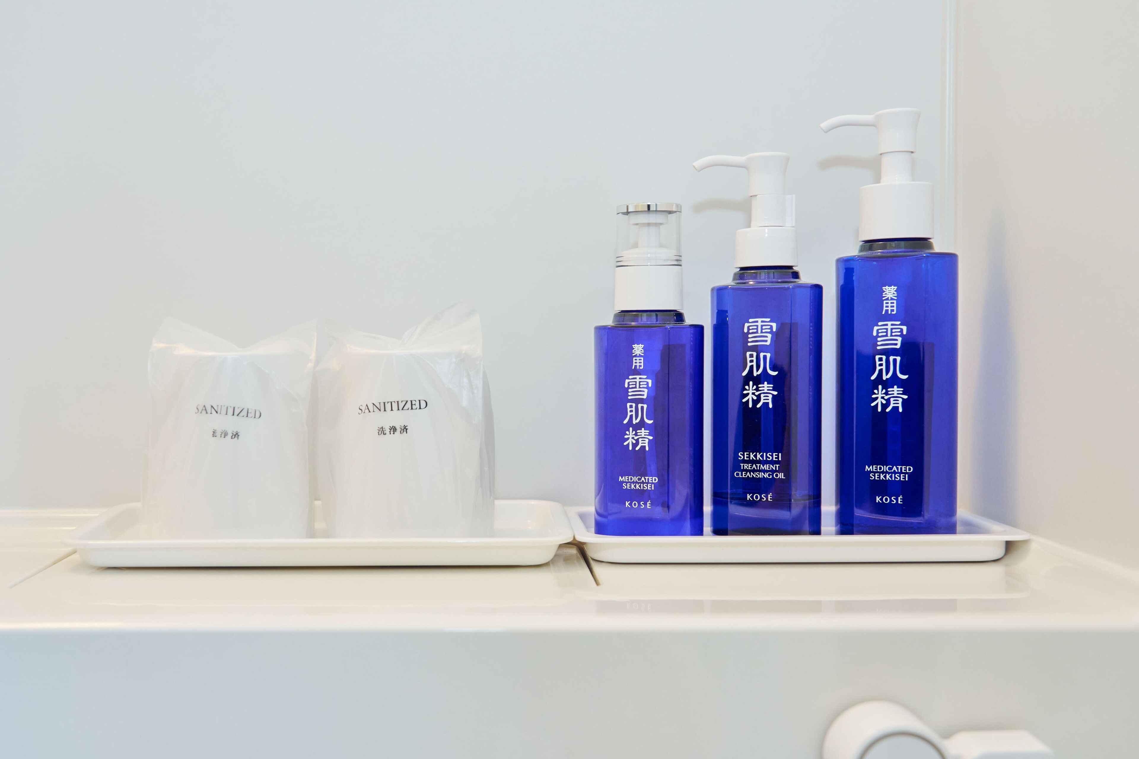 combined shower/bathtub, free toiletries, hair dryer, slippers