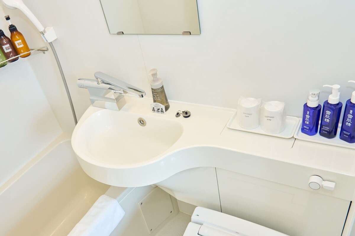 Kombinert dusj/badekar, toalettartikler (inkludert), hårføner og tøfler