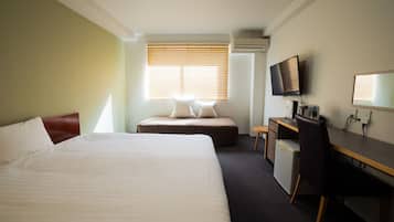 Escritorio, wifi gratis y ropa de cama