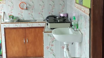 Casa, 2 habitaciones | Cocina privada | Frigorífico, placa de cocina, arrocera y utensilios de cocina