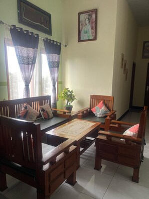 Casa, 2 habitaciones | Área de sala de estar | Televisión de pantalla plana y reproductor de DVD 