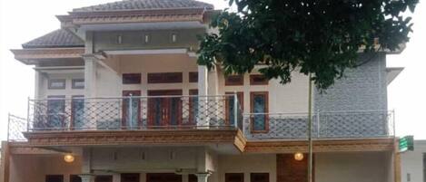 Vista frontal de la propiedad