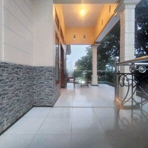 Front of property – evening/night - Mas Dylan Homestay (Sukapura)