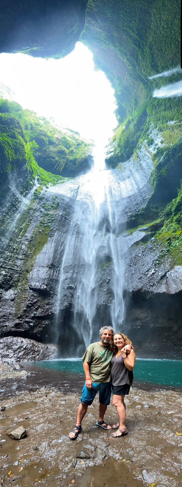 Una cascada con una vista despejada del agua cayendo sobre un acantilado rocoso.
