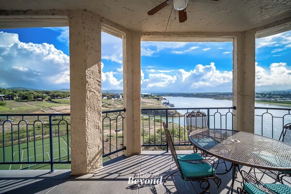 Outdoor dining - Sunset & Lake View on Island Retreat (Lago Vista)