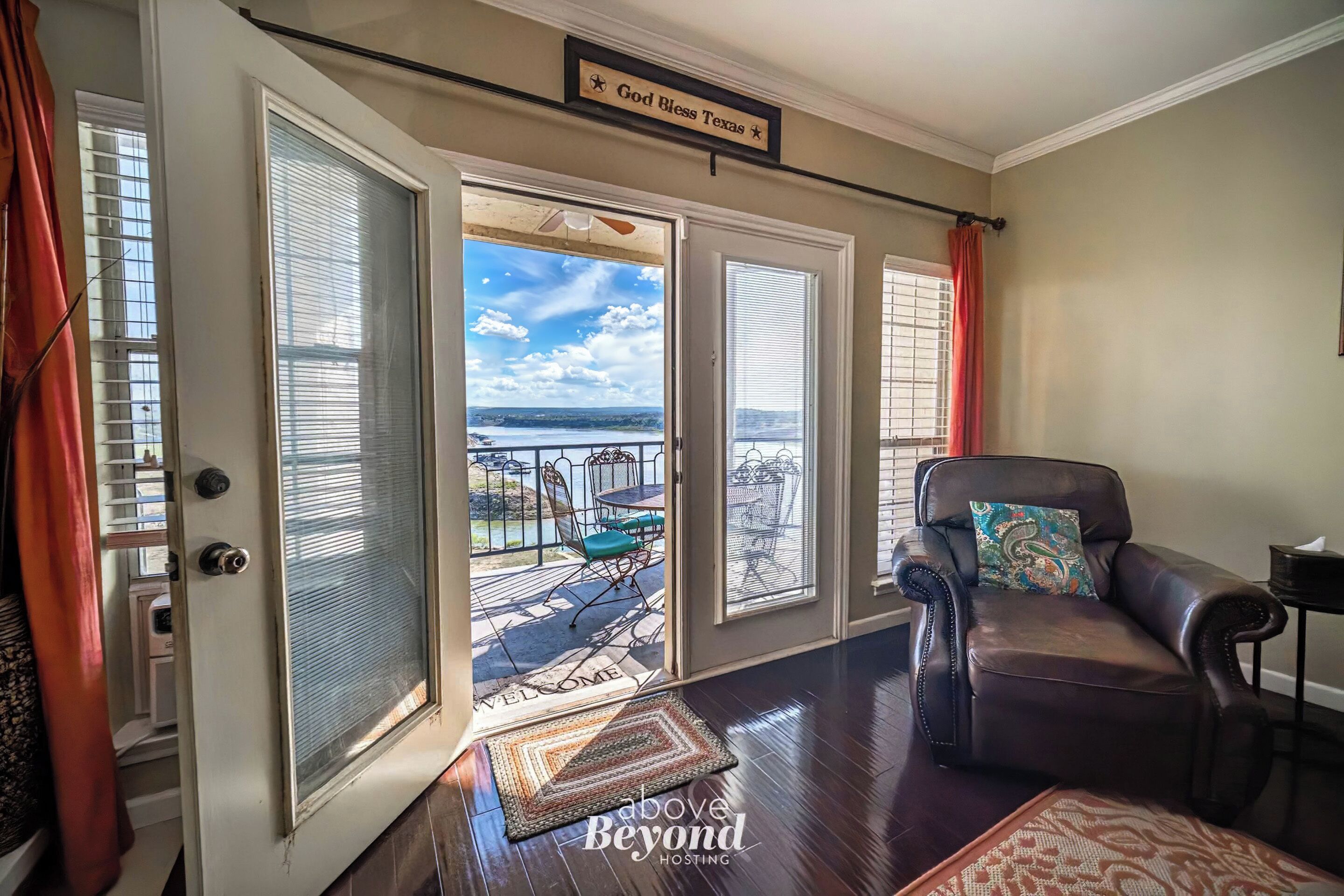 Smart-TV, Bücher, Stereoanlage