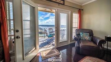 Smart TV, books, stereo