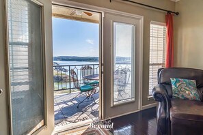 Televisor intel·ligent, llibres i estèreo 