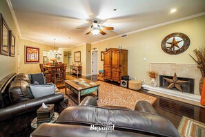 Smart TV, books, stereo - Sunset & Lake View on Island Retreat (Lago Vista)