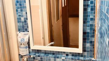 Rumah (Private Vacation Home) | Kamar mandi | Bathtub dan shower terpisah dan perlengkapan mandi gratis