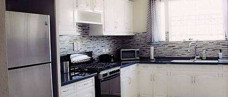 ثلاجة، ميكروويف، فرن، موقد طهي مسطح