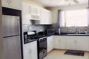 Frigorifero, microonde, forno, piano cottura