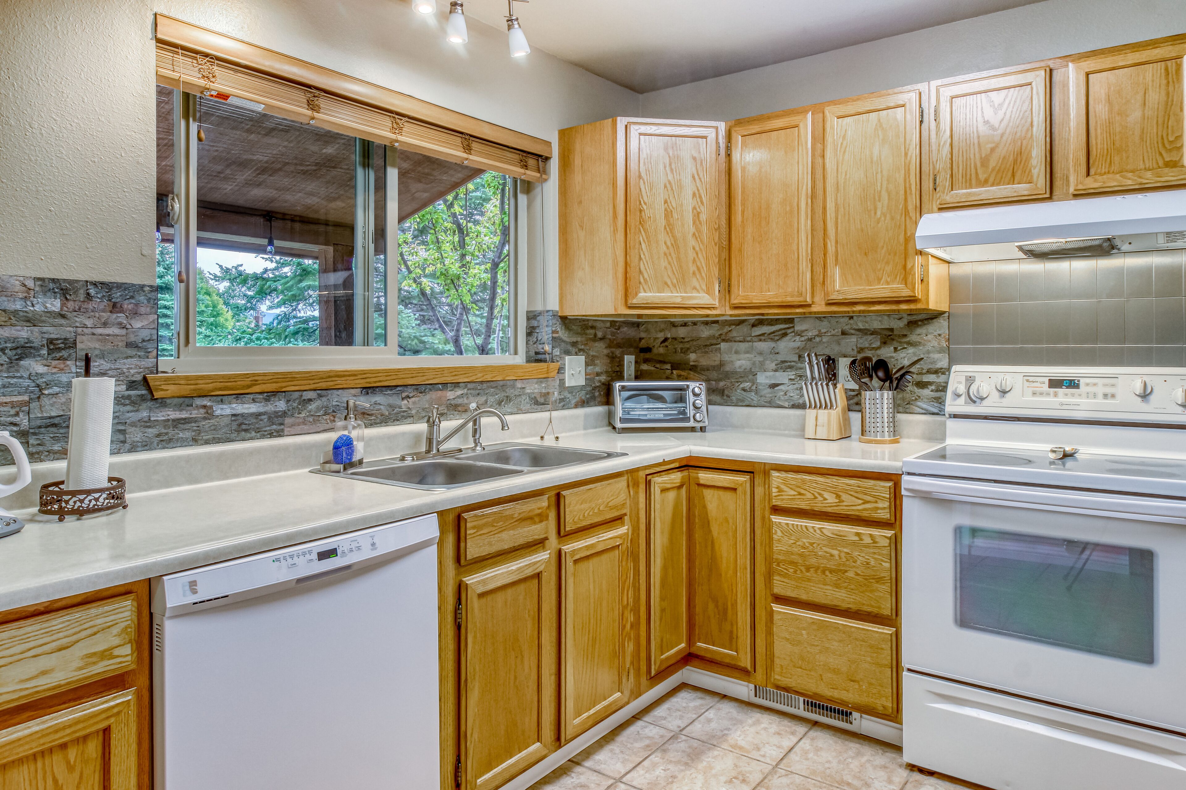 Cozy Condo w/Free WiFi, Private Gas Grill, Patio, Washer/Dryer - Walk to Town!