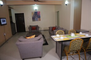 Family Chalet, 4 Bedrooms | Ruang tamu | 30 inci televisyen dengan satelit 