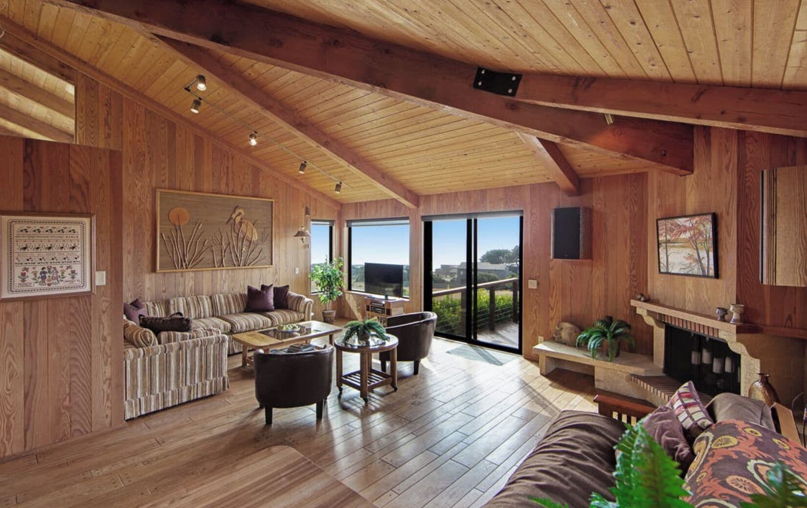 Private Den with full bath and Q futon
