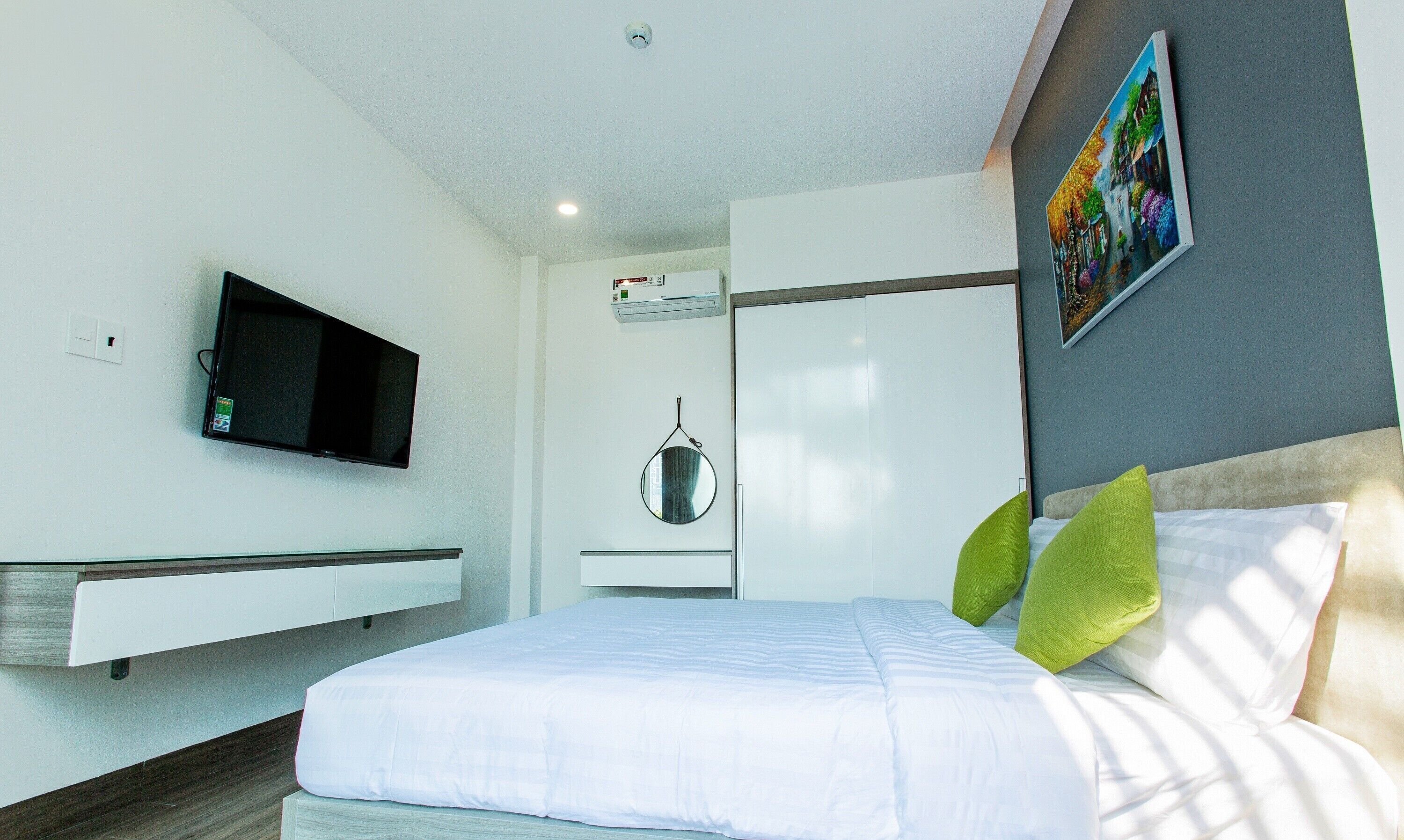 Daunenbettdecken, Betten mit Memory-Foam-Matratzen, Minibar