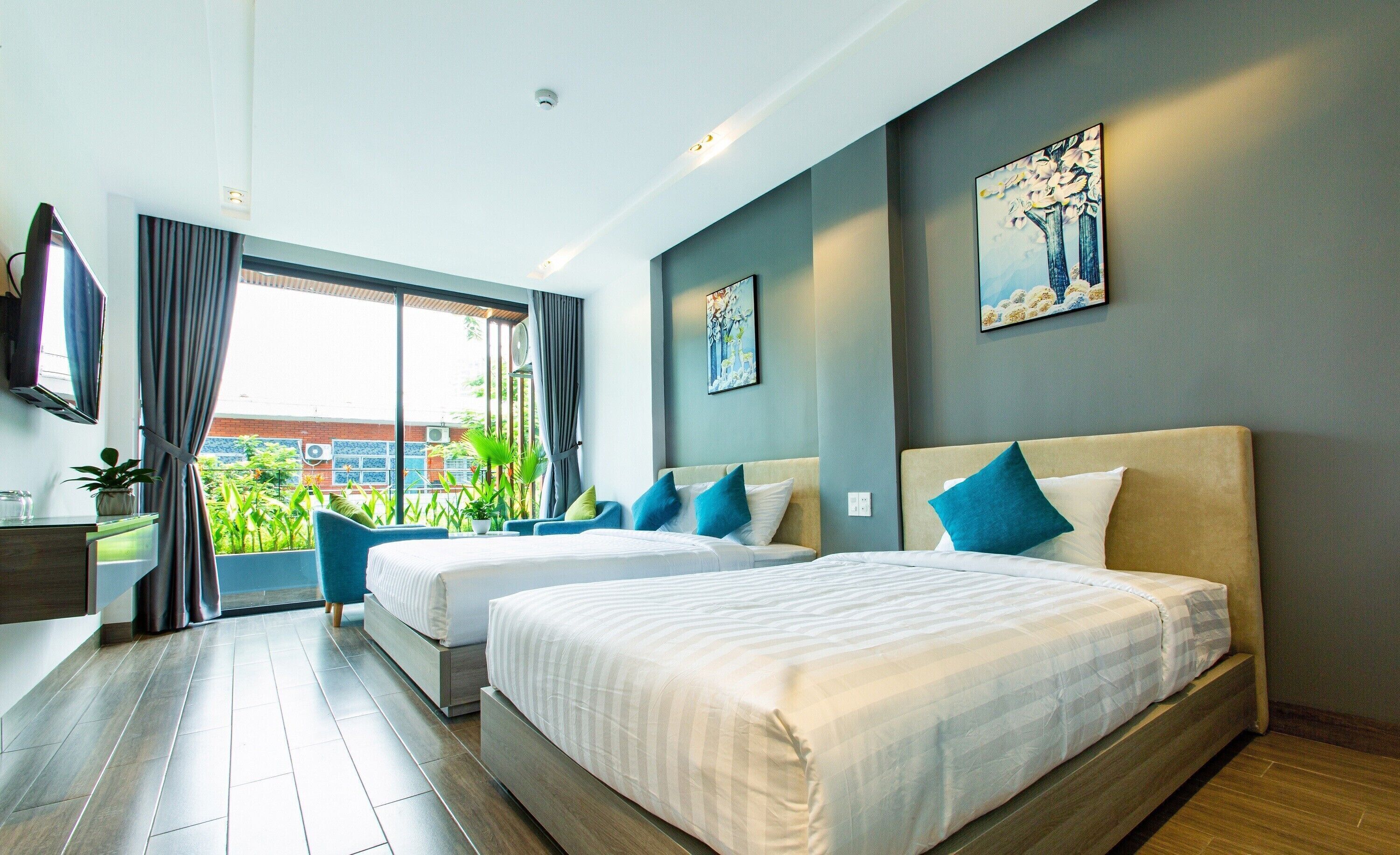 Daunenbettdecken, Betten mit Memory-Foam-Matratzen, Minibar