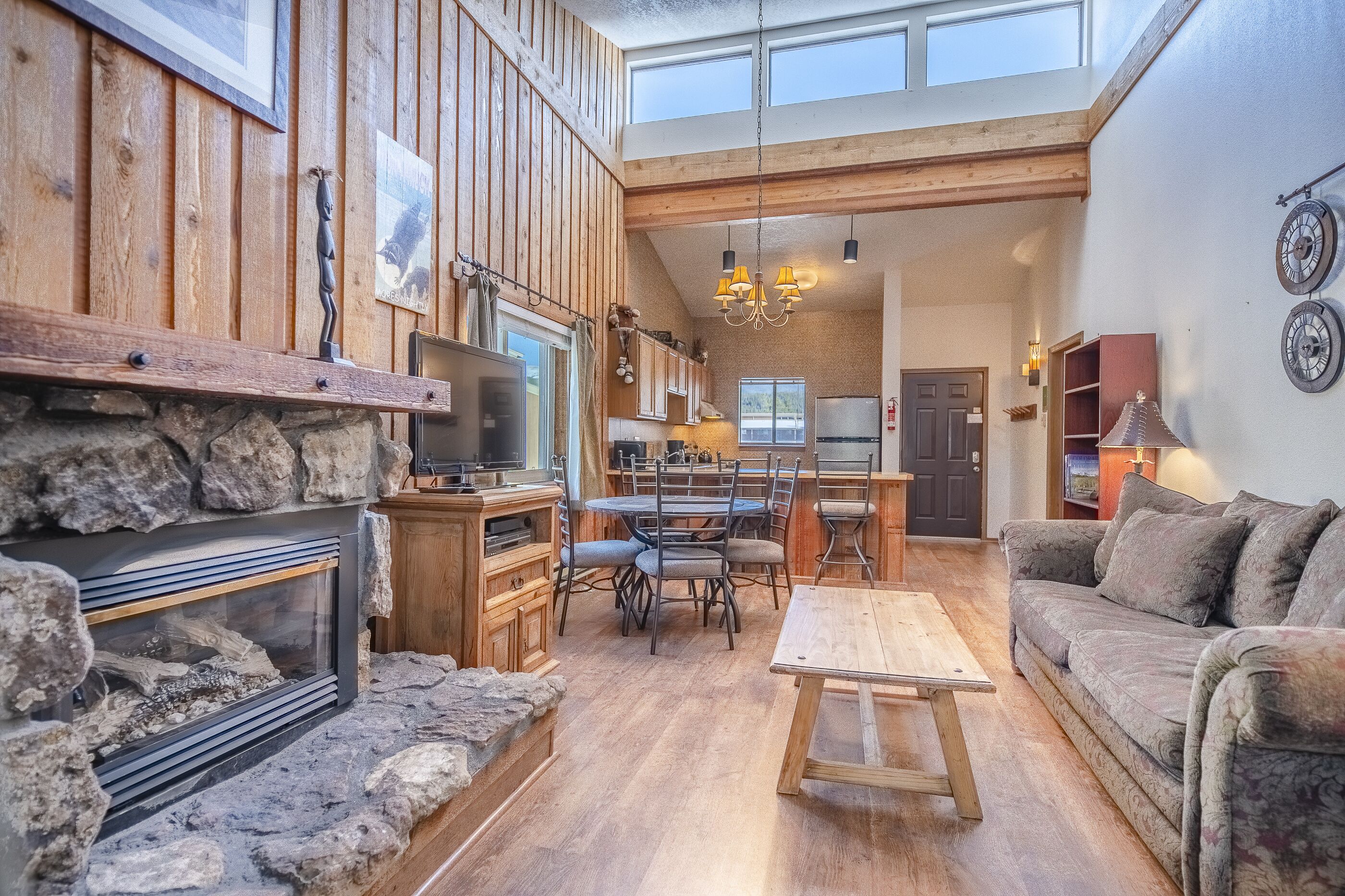 Family Friendly Condo with access to shared POOL & HOT TUB