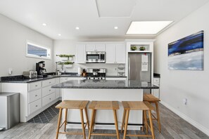 Fridge, microwave, oven, stovetop - South Mission Bayside Upper Unit, Newly Remodeled, Lots of Light (San Diego)