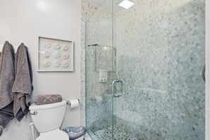 Dusche, Haartrockner, HandtĂŒcher, Seife