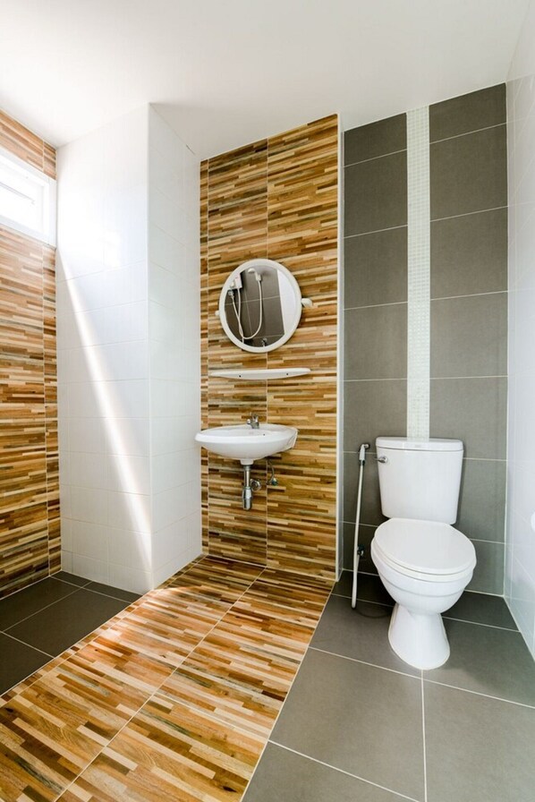 A modern bathroom with a wooden floor, a white sink, and a toilet. - OYO 350 Mae Saeng Place (Si Racha)