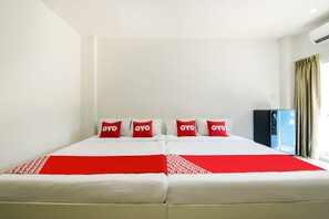 A double bed with red and white bedding, a red throw blanket, and matching pillows with the word "OYO" on them. - OYO 350 Mae Saeng Place (Si Racha)