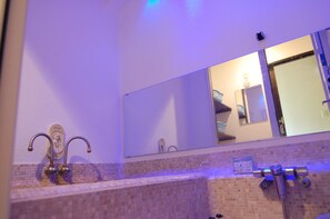 Kombinasi shower/bathtub dan perlengkapan mandi gratis