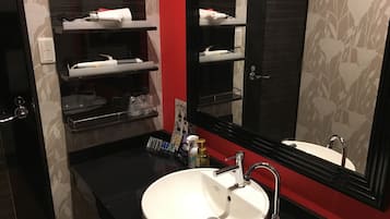 スタンダード ダブルルーム | バスルーム | シャワー付き浴槽、ジェットバス、水圧マッサージシャワー、バスアメニティ (無料)
