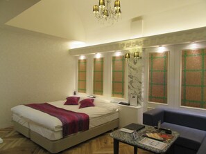 Pillowtop beds, soundproofing, free WiFi, bed sheets - HOTEL S-CUBE - Adults Only (Bando)