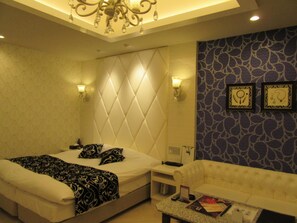 Pillowtop beds, soundproofing, free WiFi, bed sheets - HOTEL S-CUBE - Adults Only (Bando)