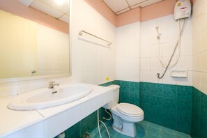 Standard Twin Room | Bathroom | Shower, bidet, towels, soap - OYO 348 Saithong Place (Sattahip)