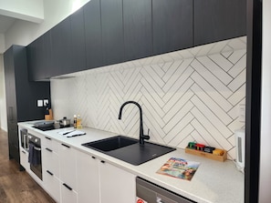 Deluxe Apartment, 2 Bedrooms | Private kitchen | Full-size fridge, microwave, oven, stovetop - U Suites Kilbirnie (Wellington)
