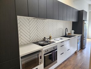 Deluxe-Apartment, 2 Schlafzimmer | Eigene Küche | Großer Kühlschrank, Mikrowelle, Ofen, Herdplatte