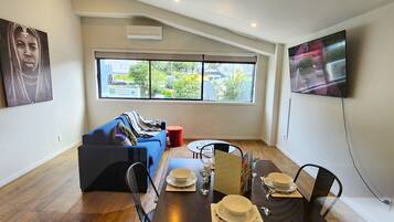 Deluxe Apartment, 2 Bedrooms | In-room dining