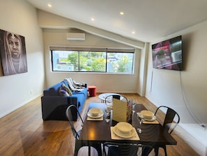 Deluxe Apartment, 2 Bedrooms | In-room dining - U Suites Kilbirnie (Wellington)