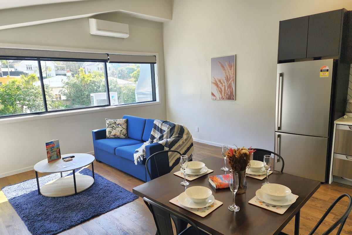 Apartment, 2 Bedrooms | Living area | 50-inch flat-screen TV with cable channels, Smart TV, Netflix