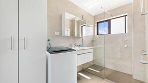 Shower, free toiletries, towels - Apollo Unit 21 - 1st Floor (Narooma)