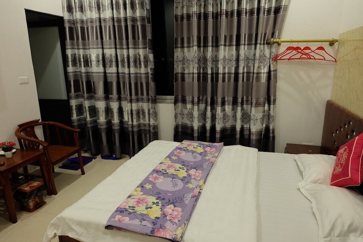 Superior Tek Büyük Yataklı Oda | Minibar, masa, güneşlik/perde, ses yalıtımı